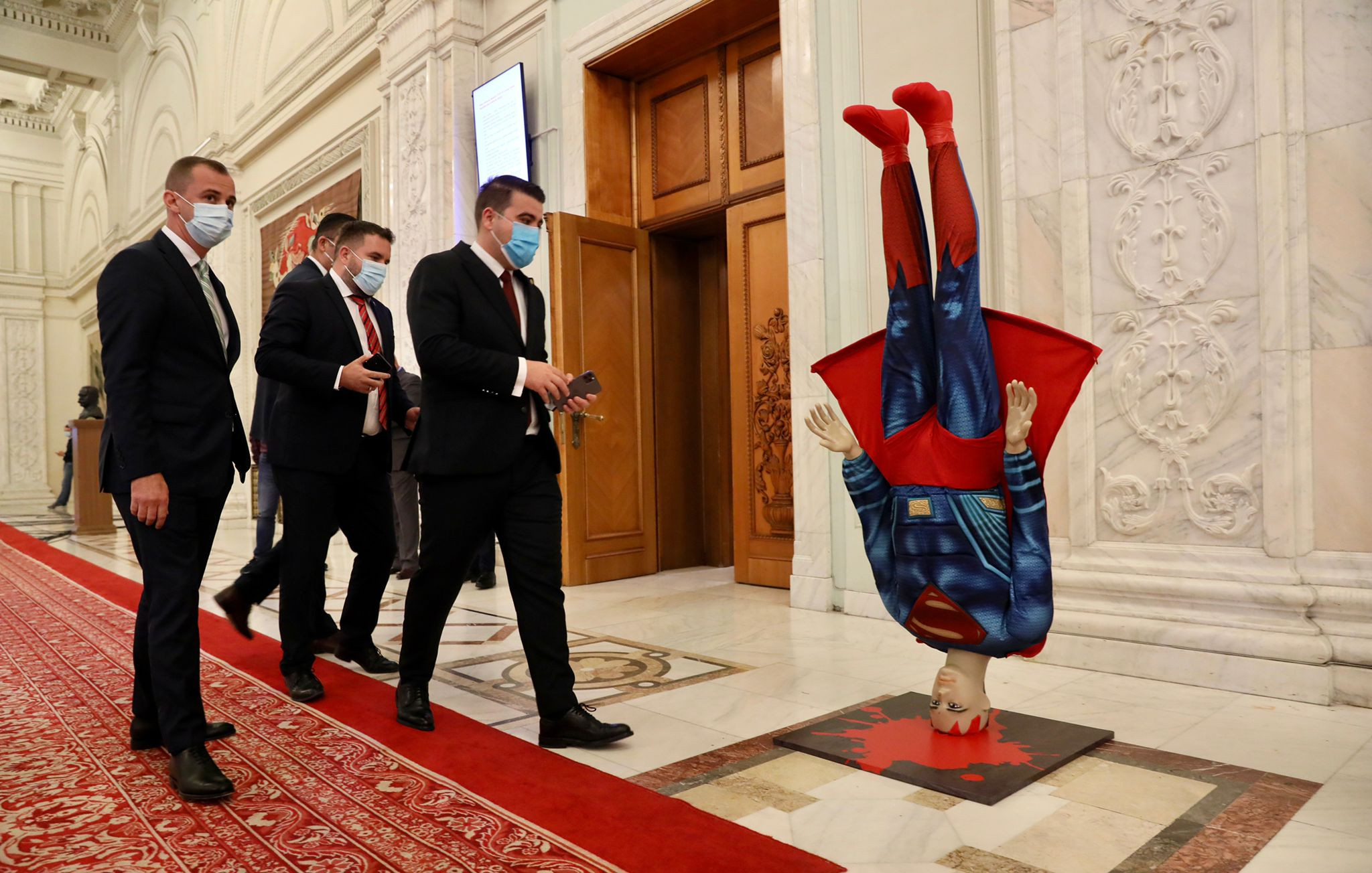Machetă cu Superman prăbusindu-se, adusă de PSD la intrarea în sala de plen a Parlamentului