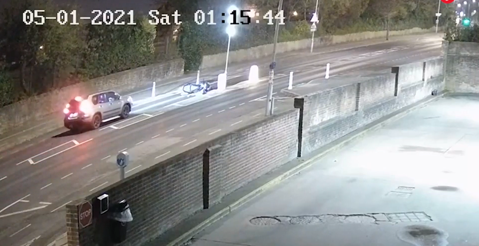 VIDEO Momentul în care un tânăr își înscenează propriul accident. Camerele de supraveghere au surprins totul