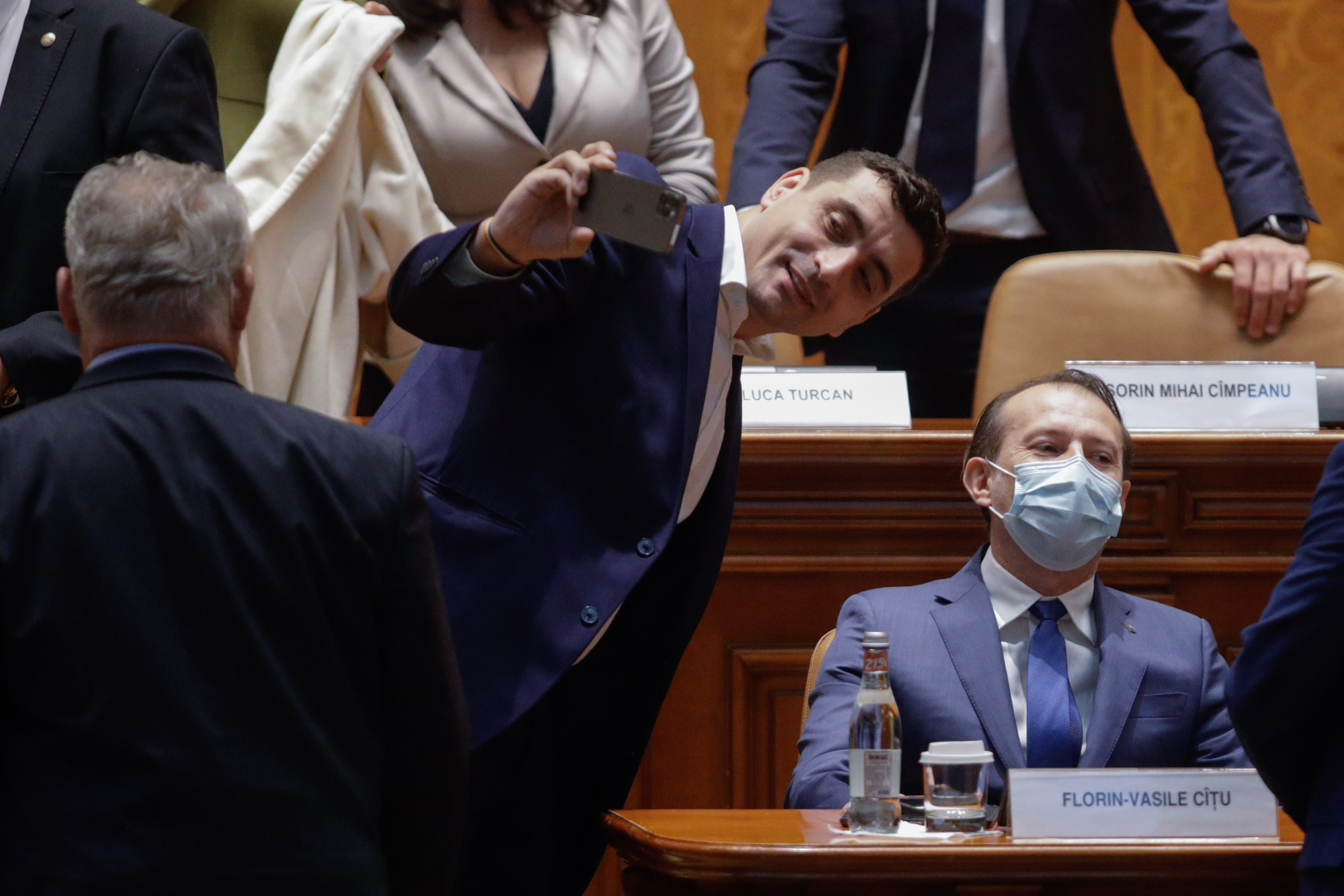 VIDEO. Cîțu, umilit de Simion: ”Am lucrat mult să-l dăm pe papagalul ăsta jos. O marionetă coruptă”