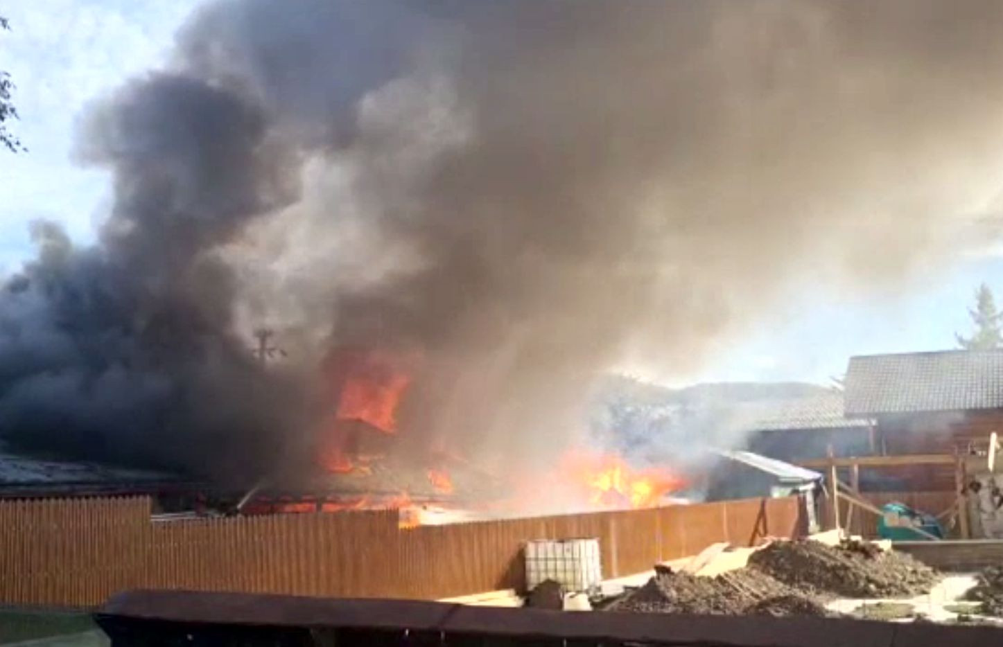 Un bătrân, salvat dintr-un incendiu de un polițist care trecea întâmplător prin fața casei cuprinse de flăcări