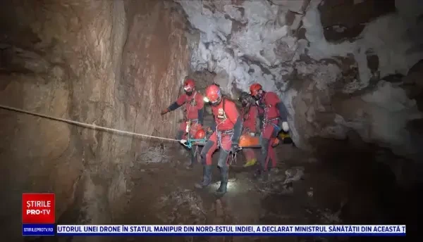 Exercițiu spectaculos de salvare. Cât a durat ca o tânără accidentată să fie scoasă din peșteră, de la 150 de metri adâncime
