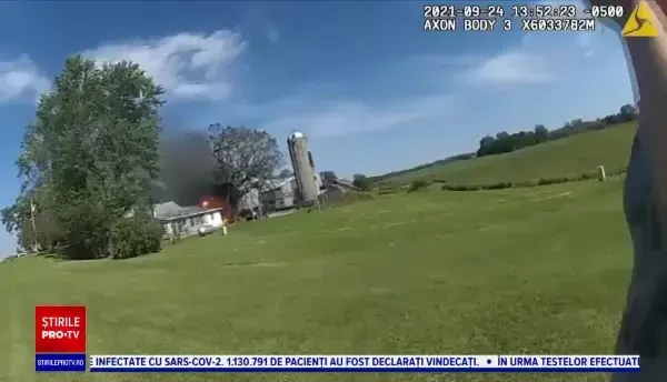 Eroul care a salvat două persoane dintr-o casă în flăcări. Totul a fost filmat