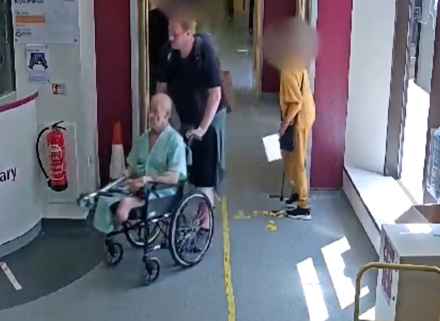 Un bărbat aflat în scaun cu rotile a fost furat din spital. Tocmai se trezise dintr-o comă de șase săptămâni