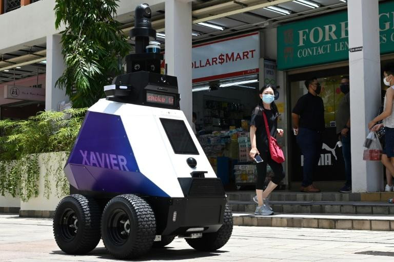 Singapore testează roboţi pentru patrularea străzilor, stârnind temeri legate de o supraveghere exacerbată