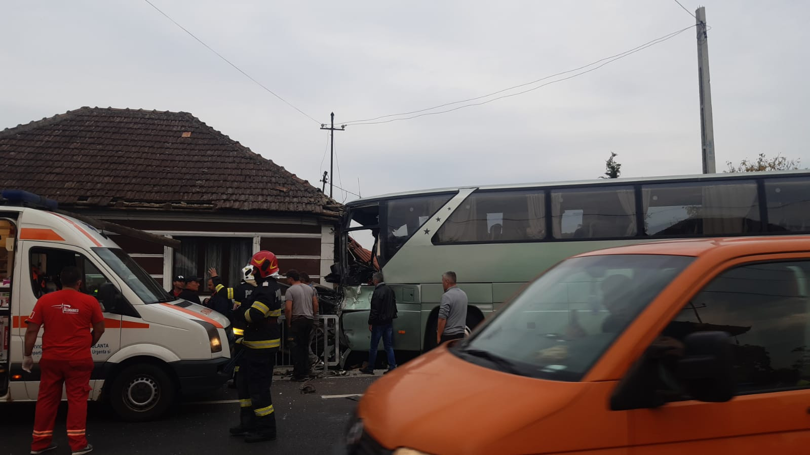 Un TIR a lovit un autocar în care se aflau 20 persoane. 12 persoane au fost rănite, două se află în gravă