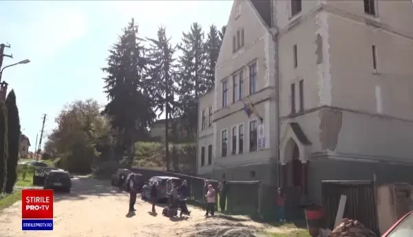 O grădiniță nouă, construită în mai bine de zece ani, cu lacătul pe ea. Care este motivul