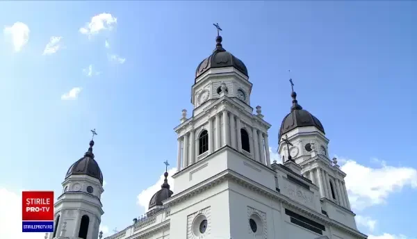 Pelerinajul de la Sf. Parascheva 2021. S-a stabilit ce nu au voie pelerinii să facă. Sărutul raclei este însă permis