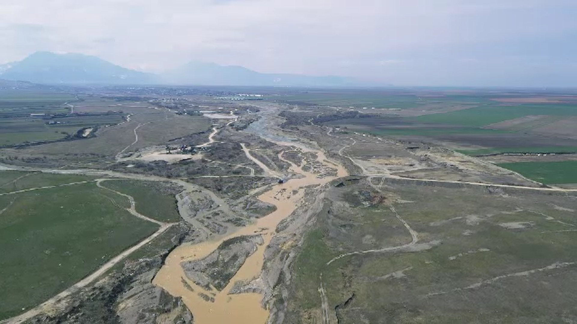 Autorităţile competente recunosc că sunt depăşite de situaţia săpăturilor ilegale în râurile țării