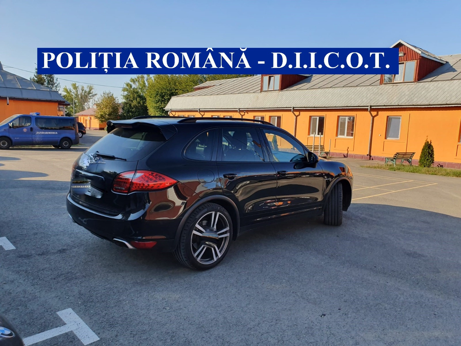 Traficant de persoane, reținut de polițiști. Cu banii obținuți din prostituție și-a cumpărat o mașină de lux