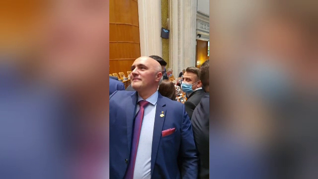 Unii parlamentari nu respectă regulile de combatere a pandemiei. Membrii AUR și-au îndemnat colegii să-și dea jos măștile