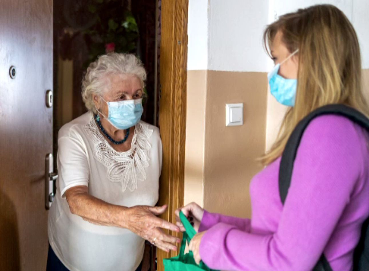 Tot mai multe badante pleacă din Italia, pentru că refuză vaccinarea. Sunt cam un milion de românce care îngrijesc bătrâni