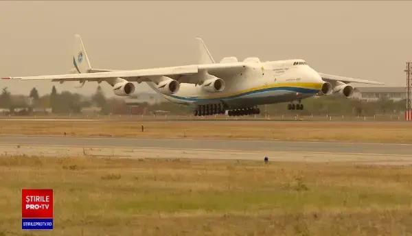Cel mai mare avion din lume, Antonov 225, a aterizat pe Otopeni. Înălțimea e de șase etaje și e mare cât un stadion
