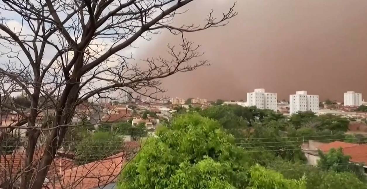 VIDEO Furtuni violente de nisip, în Brazilia. Cel puțin șase persoane au murit