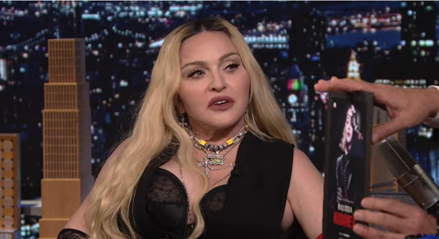 VIDEO Madonna s-a urcat pe biroul lui Jimmy Fallon și și-a ridicat rochia în direct. Reacția prezentatorului