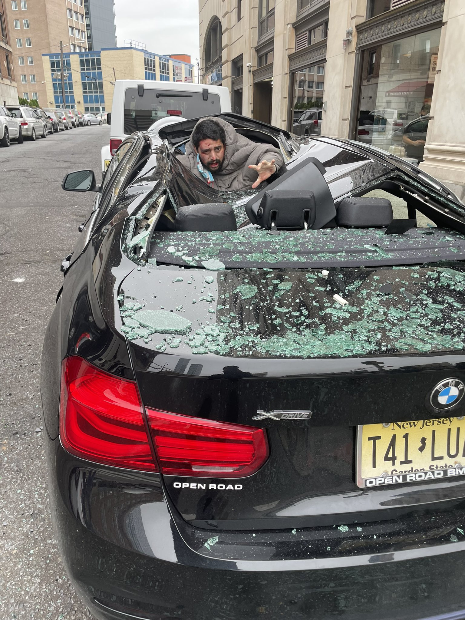 VIDEO. Un bărbat a supraviețuit miraculos după ce s-a prăbușit de la etajul 9 pe un BMW