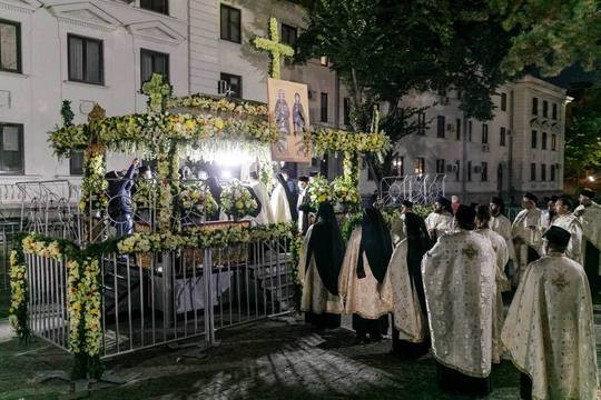 Racla cu moaştele Sfintei Cuvioasei Parascheva