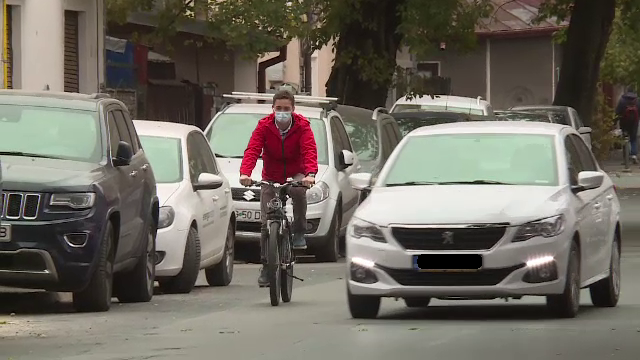 Poliția a modificat regulile după care şoferii sunt obligaţi să depăşească bicicletele și trotinetele