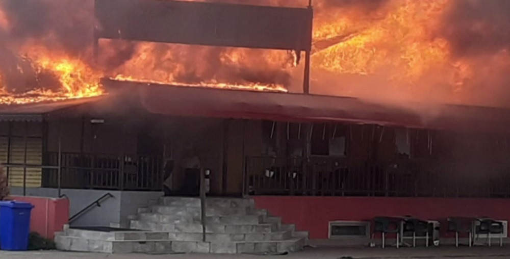 Incendiu devastator în județul Arad. Un restaurant a ars precum o torță