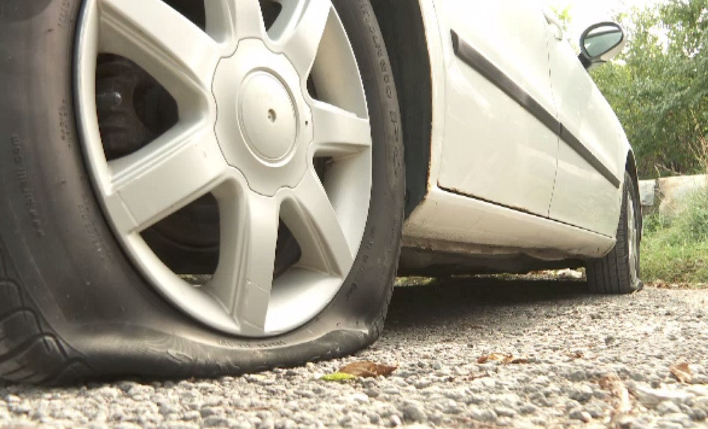 Anvelopele a zeci de mașini au fost distruse peste noapte într-o parcare din Cluj-Napoca