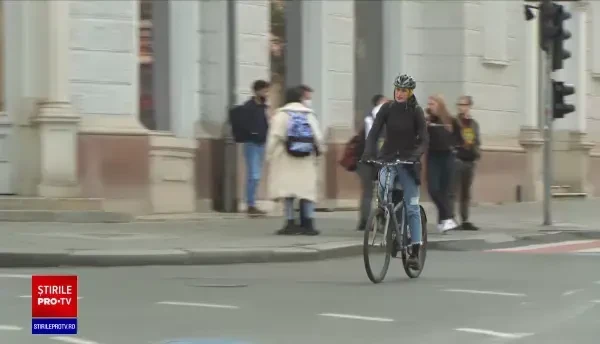 Poliția a modificat regulile după care şoferii sunt obligaţi să depăşească bicicletele și trotinetele