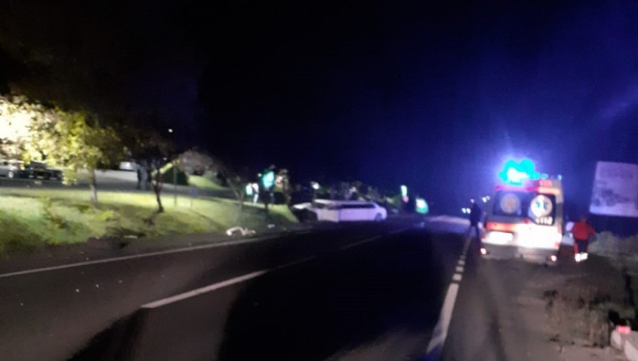Nuntași încarcerați în limuzină, într-un accident din Cluj. Câte victime au extras pompierii