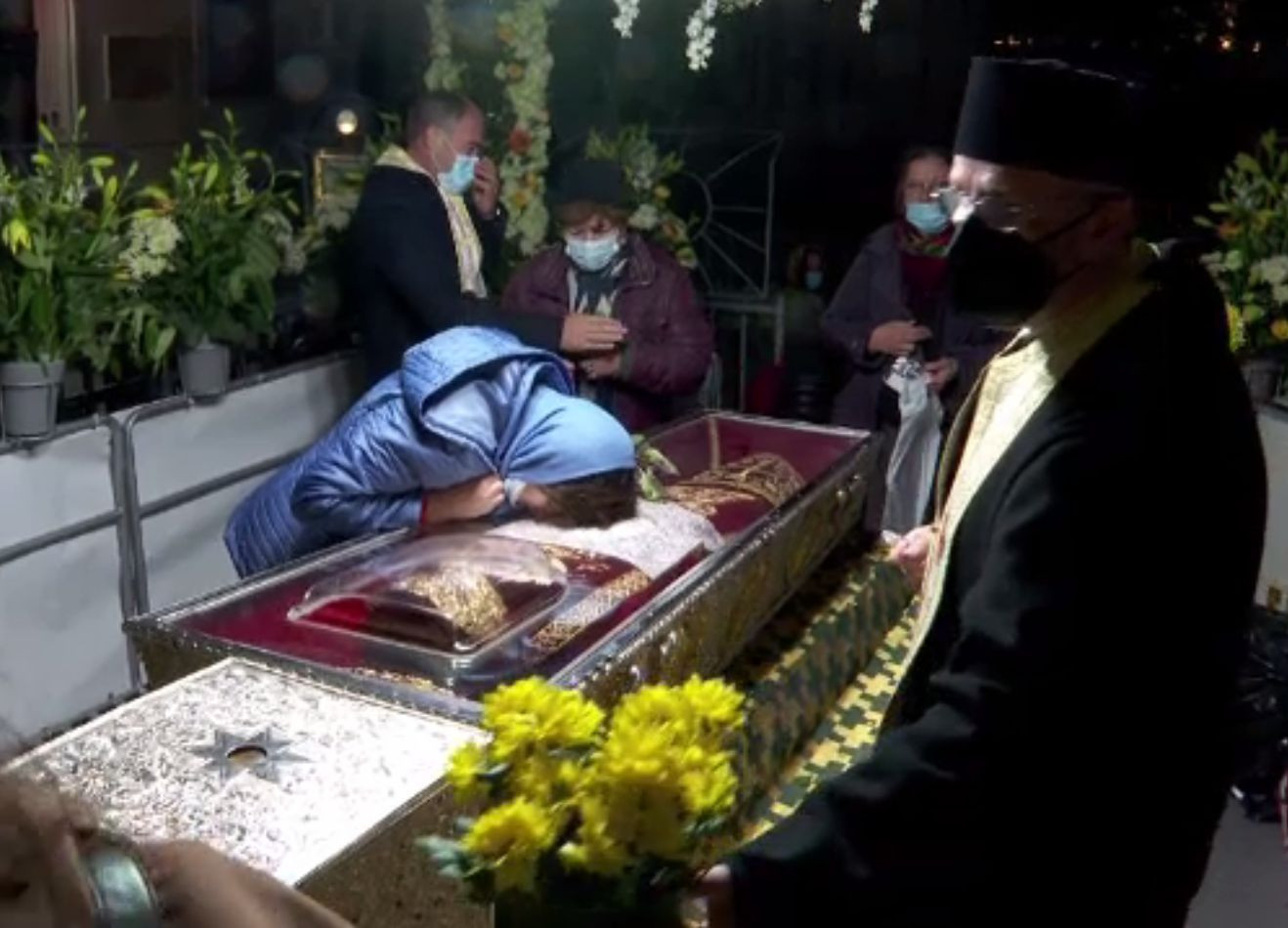 Aglomerație la racla Sfintei Parascheva, în plină explozie de cazuri de COVID. Pelerinii se bazează pe ajutorul divin