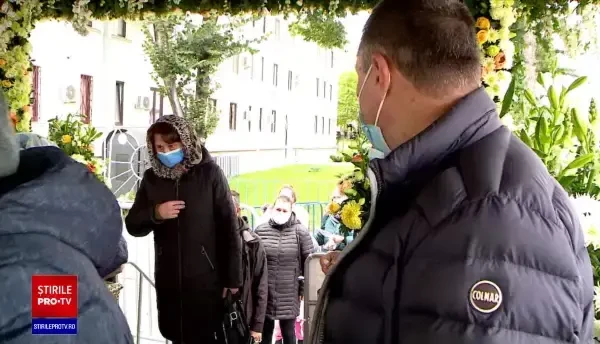 Aglomerație la racla Sfintei Parascheva, în plină explozie de cazuri de COVID. Pelerinii se bazează pe ajutorul divin