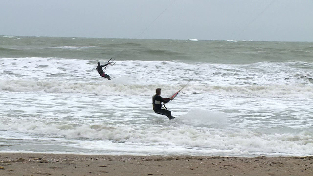 Cei mai buni kite-surferi din România au făcut spectacol la malul mării: ”E vremea perfectă”