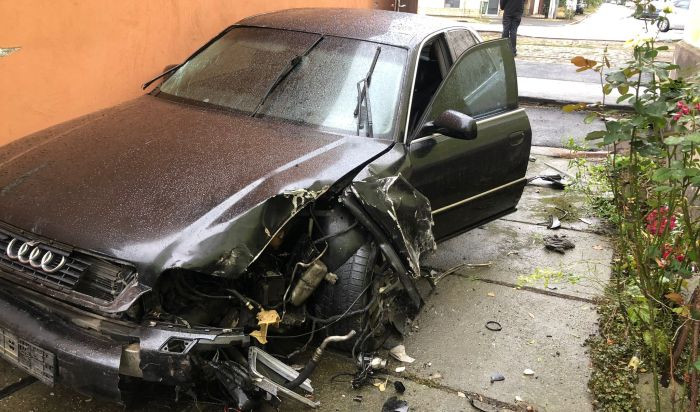 Accident bizar în Arad: o bătrână s-a trezit cu o mașină distrusă în curte. Șoferul a plecat cu plăcuțele de înmatriculare