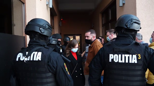 Două nunți și un botez, oprite de polițiști și de mascați într-o localitate din Maramureș