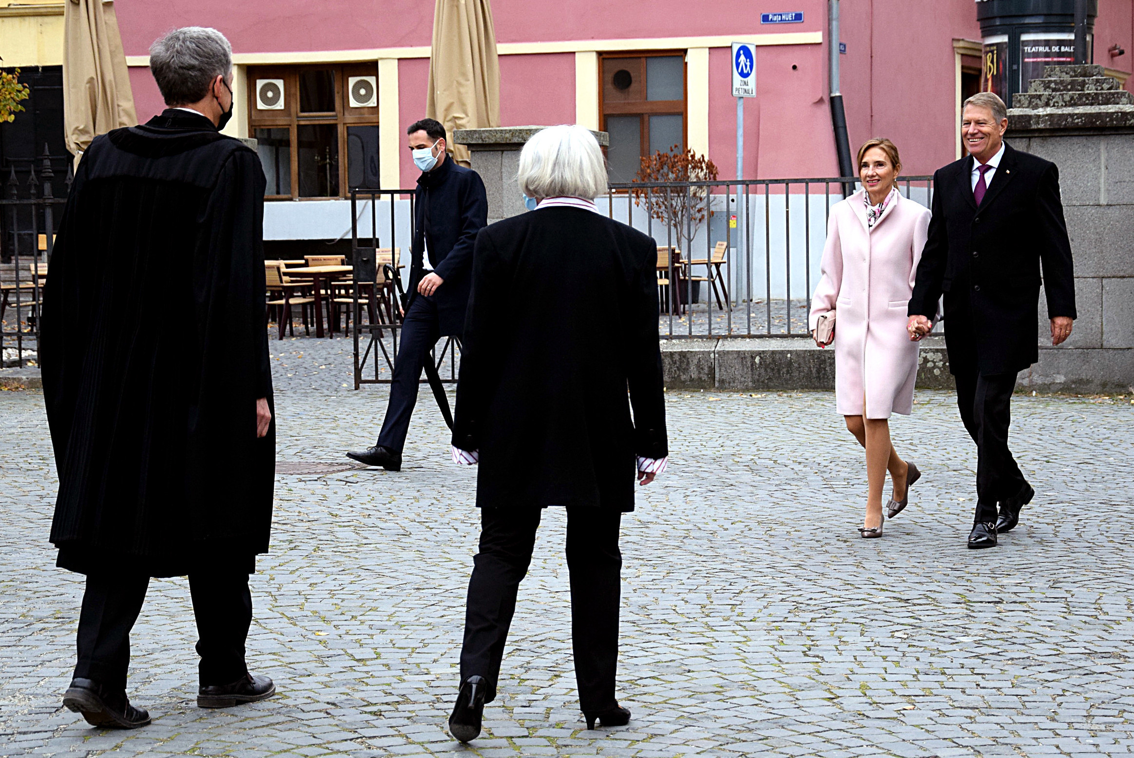 Iohannis nu a purtat mască la Sibiu, deși era obligat de lege. Cu 2 zile &icirc;nainte, spunea că &rdquo;masca trebuie purtată tot timpul&rdquo;