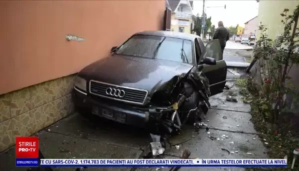 Accident bizar în Arad: o bătrână s-a trezit cu o mașină distrusă în curte. Șoferul a plecat cu plăcuțele de înmatriculare