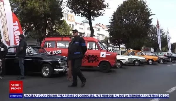 Pasionații de mașini vechi și-au dat întalnire în centrul orașului Târgu Mureș. 60 de automobile retro au făcut senzație