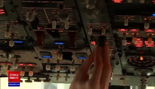 Animație grafică. Momentul în care aeronava depresurizată, care venea la București, coboară la 2.000 de m înălțime