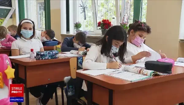 Școlile rămân deschise. Între timp, universitățile primesc la cursuri numai elevi vaccinați