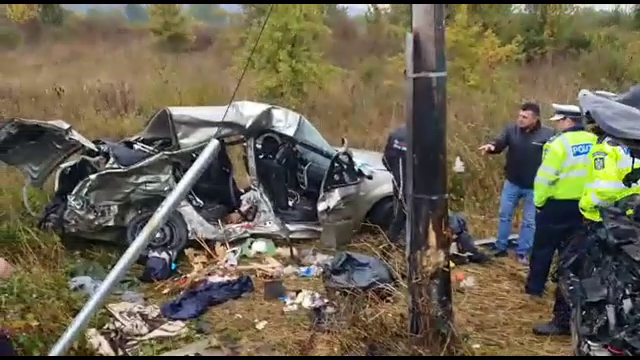 Accident grav pe DN6. Două persoane au murit, după ce două mașini s-au izbit violent