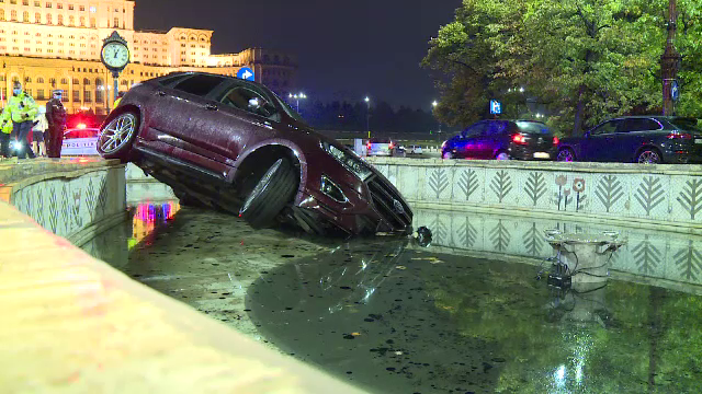 Accident neobișnuit în Capitală. Un tânăr a pierdut controlul volanului și a plonjat cu mașina într-o fântână arteziană