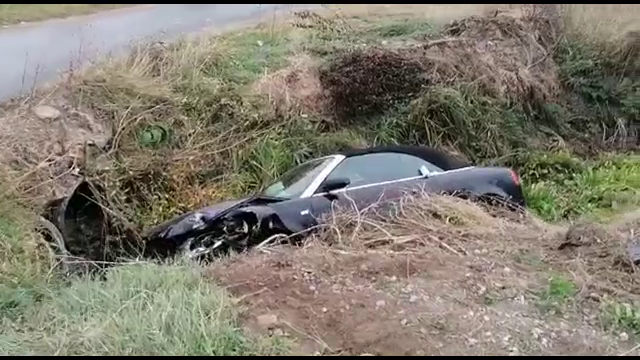 Două tinere au ajuns la spital după ce mașina în care se aflau s-a răsturnat într-un șanț