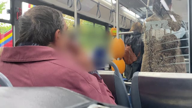 Scene revoltătoare. Un bărbat, filmat în timp ce fuma o țigară într-un autobuz din Brașov