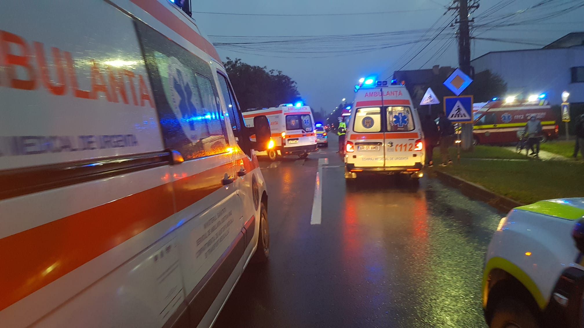 Accident între un microbuz și un autoturism în Arad, cu 23 de persoane implicate. A fost activat Planul Roșu