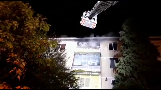 O fată de 15 ani a sărit de la etajul patru, în Tulcea. Incendiul îi cuprinsese apartamentul