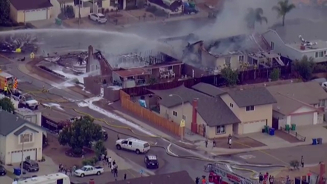 Un avion s-a prăbușit lângă un liceu, în California. Cel puțin două persoane au murit. VIDEO