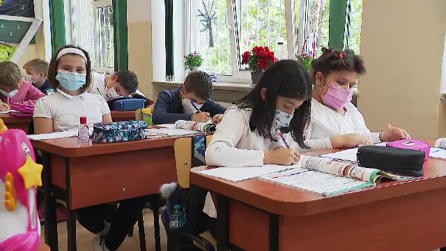 Școlile rămân deschise, chiar dacă rata de infectare este în creștere. În ce situație trec elevii în online