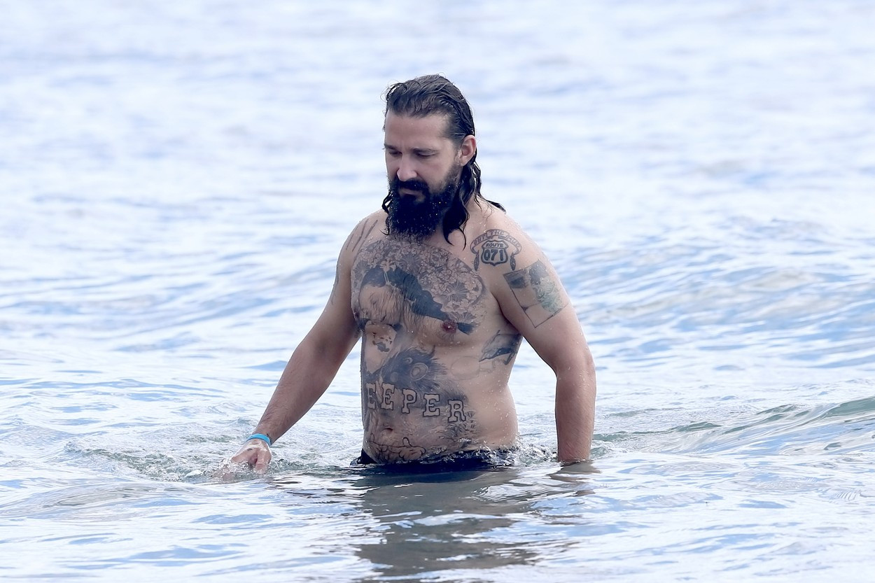 Shia LaBeouf, de nerecunoscut pe plajă. Cum s-a schimbat actorul în ultima vreme