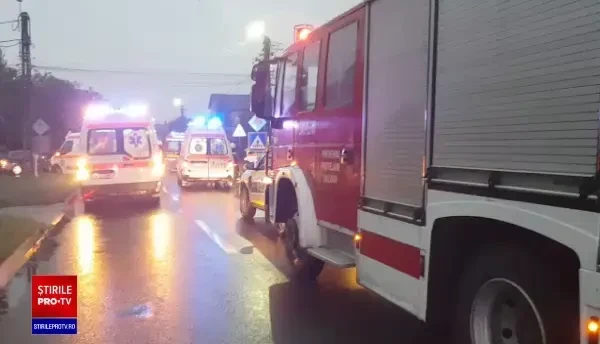 Accident între un microbuz și un autoturism în Arad, cu 23 de persoane implicate. A fost activat Planul Roșu