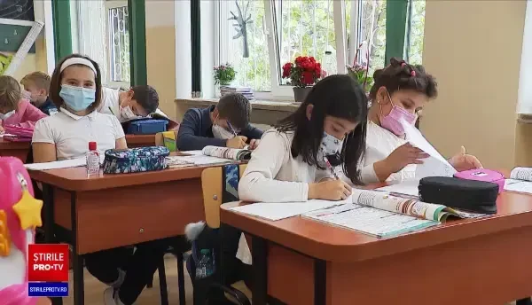 Școlile rămân deschise, chiar dacă rata de infectare este în creștere. În ce situație elevii trec în online