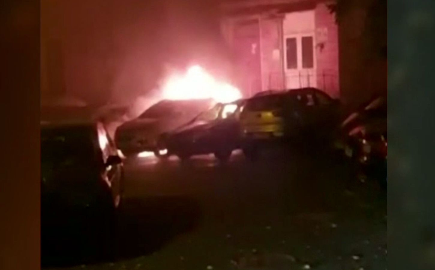 Mașinile dintr-o parcare au ars, în Galați. Proprietarii nu au putut să iasă din bloc pentru că s-a topit ușa