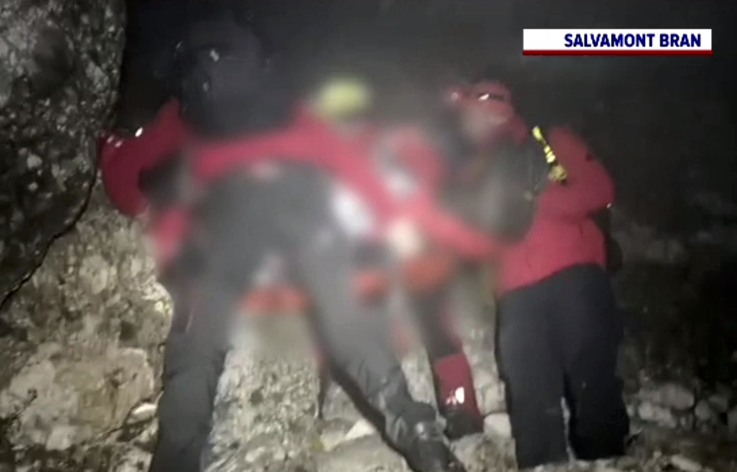 Un bărbat de 140 de kilograme a fost coborât cu greu de salvamontiști, de la 2.000 de metri. Căzuse într-o prăpastie