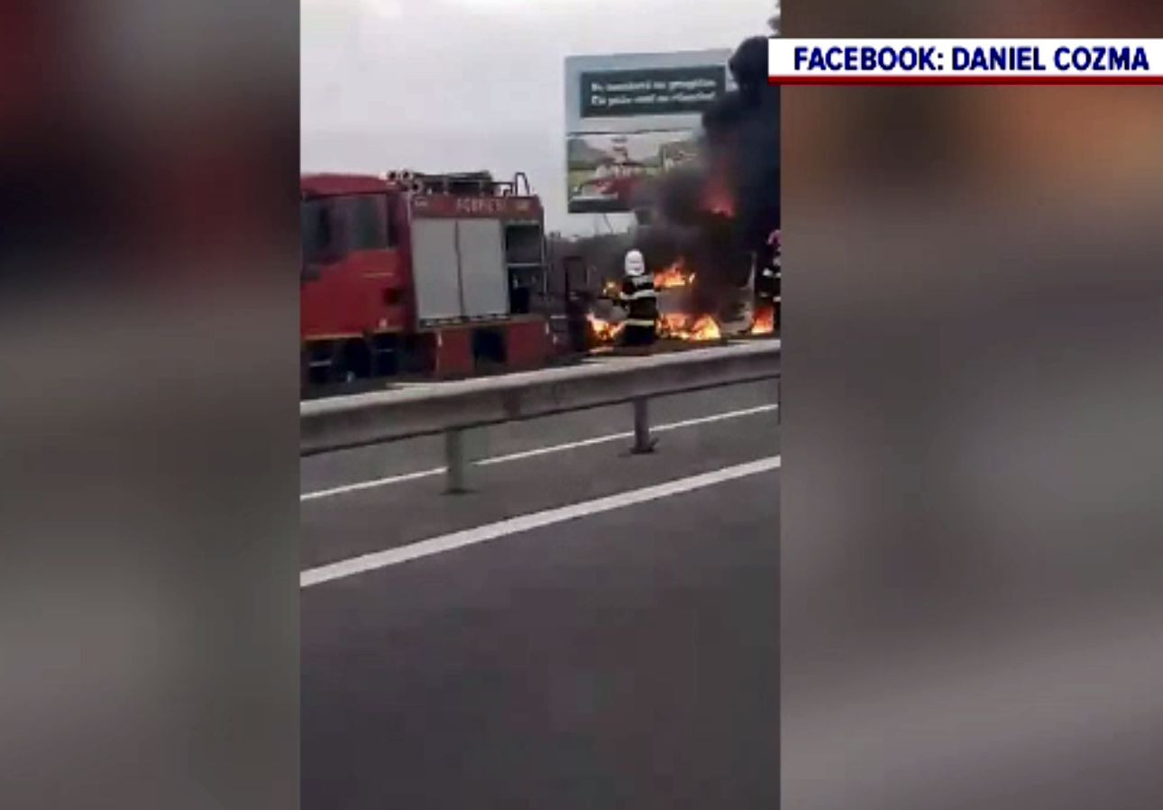O dubă a ars pe Autostrada București-Pitești. Șoferul s-a salvat la timp