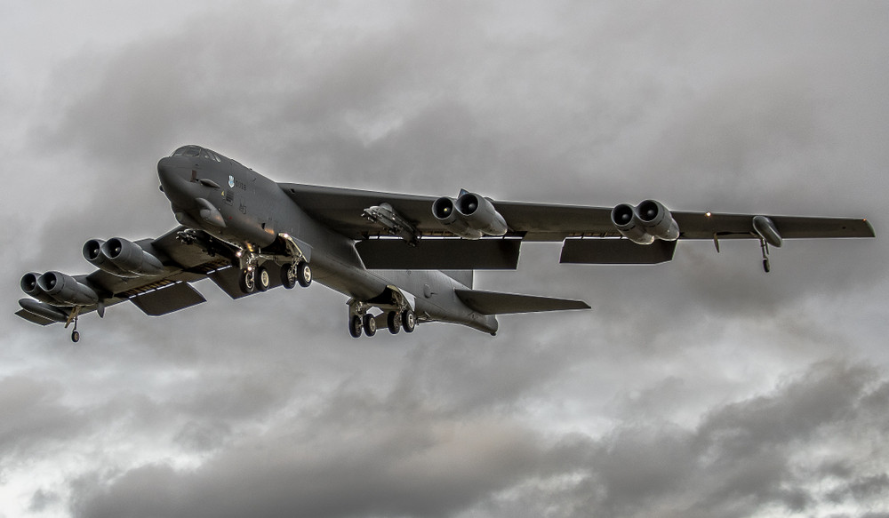 Bombardierul B52, prezentat în cel mai detaliat mod de până acum. Avionul funcționează încă cu Windows 95 |VIDEO